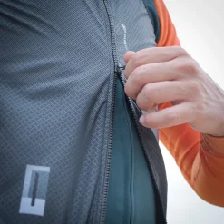 Gilets<GOBIK VEST PLUS 2.0 HOMME Dark Coal